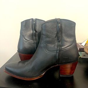 Size 12 womens black Tecovas. Hardly worn. Beautiful boot!